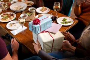 The Art of Gifting: How Thoughtful Hampers Can Foster Bonds and Create Cherished Moments